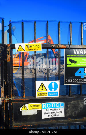 Marteau-perforateur travaillant par Santé et sécurité avertissement sur porte de chantier de Leeds united kingdom Banque D'Images