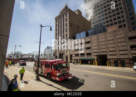 Camion Pompiers de Detroit en stationnement sur les rues du centre-ville de Detroit Michigan tout en répondant à un appel. Detroit est la plus grande ville du Michigan. Banque D'Images