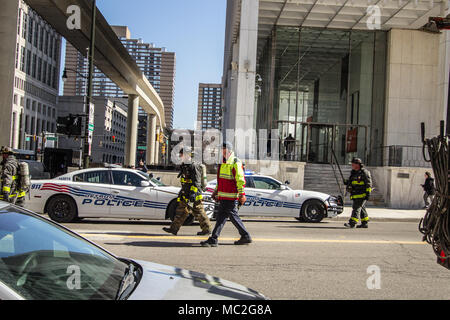 Detroit, Michigan, USA - Le 22 mars 2018 : les pompiers et la police répond à un appel dans le quartier des affaires du centre-ville de Detroit. Banque D'Images