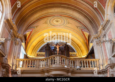 Lisbonne, Portugal. Baroque Choir balcon, orgue à tuyaux, crucifix. L'église de Santo Antonio de Lisboa. Saint Antoine de Padoue / Padova / Lisbonne berceau Banque D'Images