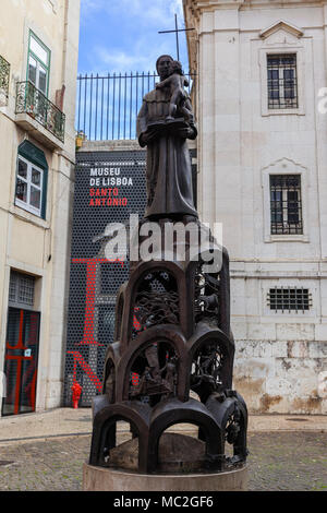 Lisbonne, Portugal. Sculpture statue ou de Saint Antoine de Lisbonne / Padoue / Padova près de Santo Antonio de Lisboa l'Église. Par Domingos Soares Branco Banque D'Images