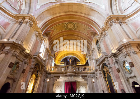 Lisbonne, Portugal. Baroque Choir balcon, orgue à tuyaux, crucifix. L'église de Santo Antonio de Lisboa. Saint Antoine de Padoue / Padova / Lisbonne berceau Banque D'Images