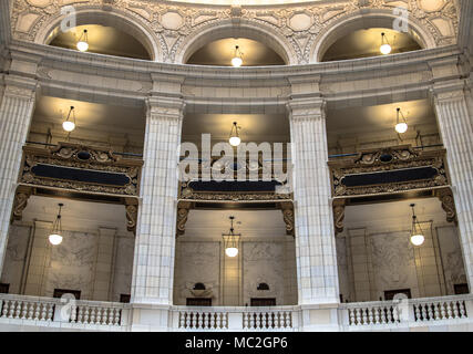 L'intérieur de l'édifice Whitney David à Detroit. Achevé en 1915, le gratte-ciel historique dispose d'un atrium de 4 étages et l'hôtel. Banque D'Images