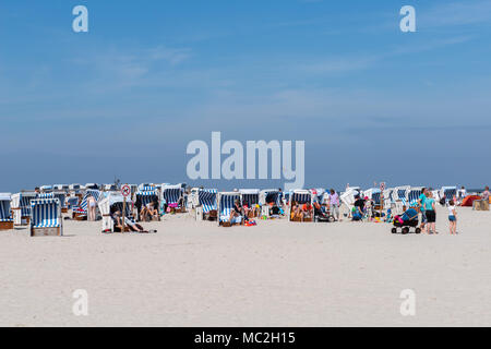 Les vacanciers assis dans leurs chaises de plage enying le soleil, Nordfriesland, Schleswig-Holstein, Allemagne, Europe Banque D'Images