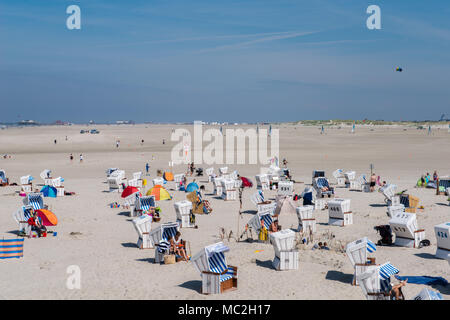 Les vacanciers assis dans leurs chaises de plage enying le soleil, Nordfriesland, Schleswig-Holstein, Allemagne, Europe Banque D'Images