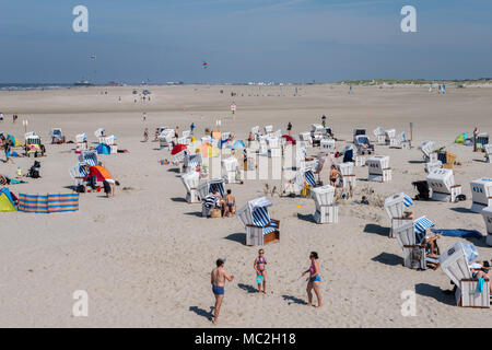 Les vacanciers assis dans leurs chaises de plage enying le soleil, Nordfriesland, Schleswig-Holstein, Allemagne, Europe Banque D'Images