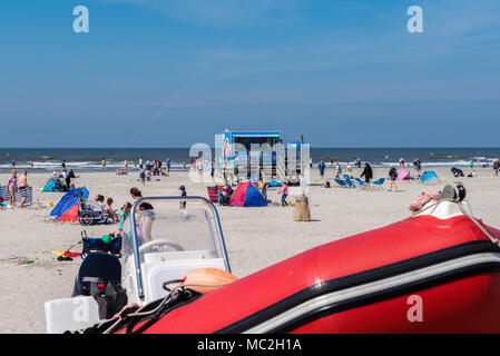 Les vacanciers assis dans leurs chaises de plage enying le soleil, Nordfriesland, Schleswig-Holstein, Allemagne, Europe Banque D'Images