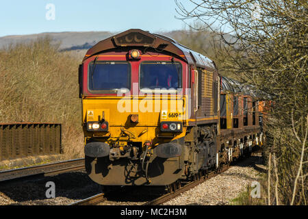 Des trains de wagons locomotive tirant Banque D'Images