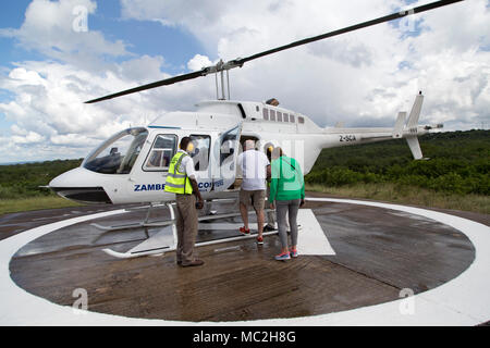 L'hélicoptère utilisé pour 'Vol d'Anges' de visite sur Victoria Falls (Mosi-oa-Tunya) à la frontière du Zimbabwe et de la Zambie. Banque D'Images