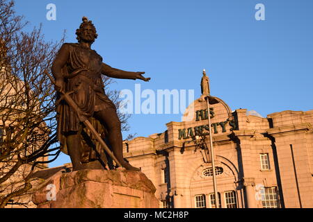 Statue de William Wallace et His Majesty's Theatre, Aberdeen Banque D'Images