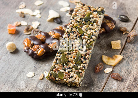 Barres Muesli sur table en bois. Close up Banque D'Images