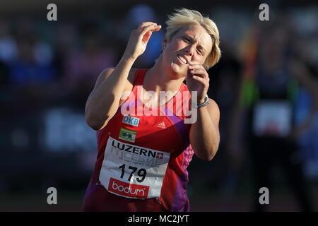 Lucerne, Suisse. 17th, 2012. Christina Obergfoll d'Allemagne réagit après le lancer du javelot le lancer du javelot lors de la réunion de l'événement Banque D'Images