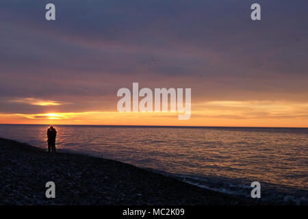 Silhouette de couple sur sunset beach, beau Fonds sur l'amour et de relations, l'homme et la femme Banque D'Images