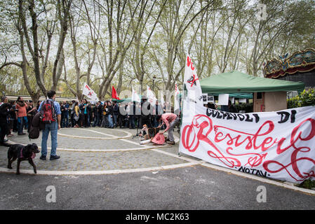 No Tav de mobilisation dans l'attente de la décision de la Cour suprême, le 11 avril 2018 à Rome, Italie. La Cour de Cassation devrait se prononcer sur la 'maxi-procès" du mouvement NO TAV. 53 militants ont été facturés à la résistance le 27 juin 2011 à la République libre de la Maddalena et l'expulsion du siège de la shipyard Chiomonte le 3 juillet 2011. No TAV est un mouvement de protestation de la vallée de Suse dans le Piémont. Il s'oppose à la création de la nouvelle ligne ferroviaire à grande vitesse entre Turin et Lyon en Franceon à Rome, Italie (Photo par Andrea Ronchini/Pacific Press) Banque D'Images