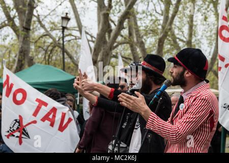 No Tav de mobilisation dans l'attente de la décision de la Cour suprême, le 11 avril 2018 à Rome, Italie. La Cour de Cassation devrait se prononcer sur la 'maxi-procès" du mouvement NO TAV. 53 militants ont été facturés à la résistance le 27 juin 2011 à la République libre de la Maddalena et l'expulsion du siège de la shipyard Chiomonte le 3 juillet 2011. No TAV est un mouvement de protestation de la vallée de Suse dans le Piémont. Il s'oppose à la création de la nouvelle ligne ferroviaire à grande vitesse entre Turin et Lyon en Franceon à Rome, Italie (Photo par Andrea Ronchini/Pacific Press) Banque D'Images