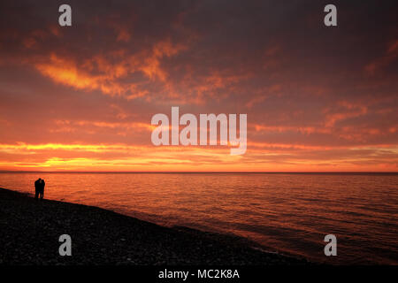 Silhouette de couple sur sunset beach, beau Fonds sur l'amour et de relations, l'homme et la femme Banque D'Images