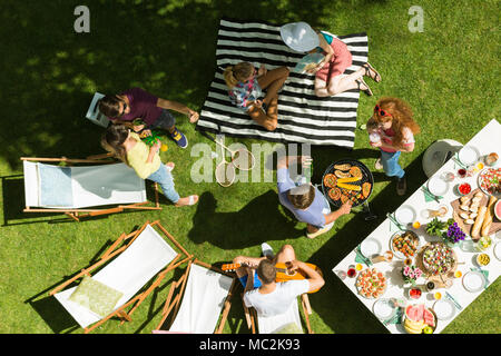 Les amis n'BBQ, jouer et passer du temps libre à l'extérieur comme journée ensoleillée Banque D'Images