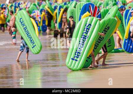 Amateurs de l'exercice inflatable Havianas tongs dans les vagues à l'Australie, l'événement annuel jour coin douillet, Torquay, Surf Coast, Victoria, Australie Banque D'Images