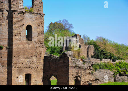 Cirque de Maxence et Mausolée de Romulus sur l'ancienne Voie Appienne, Rome. Ancienne tour et les murs, une partie de l'quadroporticus entourant le complexe. Banque D'Images