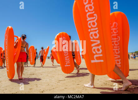 Amateurs de l'exercice inflatable Havianas tongs dans les vagues à l'Australie, l'événement annuel jour coin douillet, Torquay, Surf Coast, Victoria, Australie Banque D'Images