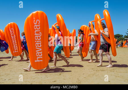 Amateurs de l'exercice inflatable Havianas tongs dans les vagues à l'Australie, l'événement annuel jour coin douillet, Torquay, Surf Coast, Victoria, Australie Banque D'Images