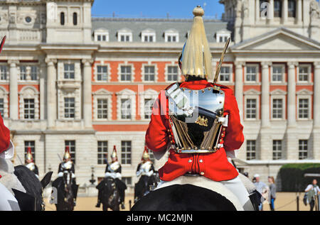 Londres, Angleterre, Royaume-Uni. Matin relève de la garde sur Horse Guards Parade - Life Guards Banque D'Images