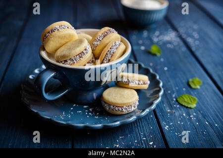 Alfajores - biscuits sandwich traditionnel rempli de lait caramélisé et noix de coco Banque D'Images