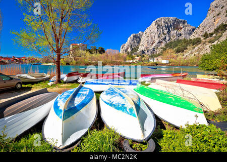 Ville de Supetar sur la rivière Cetina bateaux Dalmatie, région de la Croatie Banque D'Images