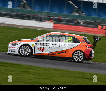 Silverstone, Towcester, Northamptonshire, en Angleterre, le dimanche 1er avril 2018. Lewis Kent, Hyundai i30 N TCR, à la première UK de TCR week-end de course. TCR UK Banque D'Images