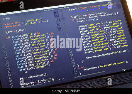 PHP code d'arrière-plan. Le code source de programmation de l'ordinateur. L'écran Résumé de développeur web. La technologie numérique contexte moderne. Le code est créé par mysel Banque D'Images