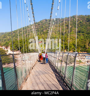 RISHIKESH, INDE - 12 NOVEMBRE 2015 : Lakshman Jhula est un pont suspendu en fer situé à Rishikesh, l'état de Uttarakhand en Inde. Banque D'Images