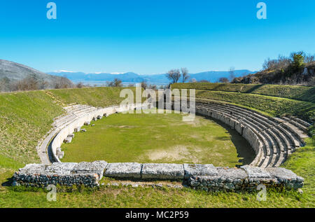 Alba Fucens (Italie) - Un site archéologique romain évocatrice avec amphithéâtre, dans un parc public, en face du Monte Velino montagne avec la neige, les Abruzzes Banque D'Images