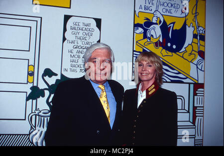 Kunstsammler Gunter Sachs mit Ehefrau Mirja bei der Eröffnung von Roy-Lichtenstein Retrospektive im Haus der Kunst de Munich, Allemagne 1994. Collectionneur d'art allemand Gunter Sachs avec son épouse Mirja à l'ouverture d'une exposition rétrospective de Roy Lichtenstein à Haus der Kunst de Munich, Allemagne 1994. Banque D'Images