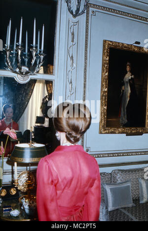 Wallis Simpson, Herzogin von Windsor, in Ihrem Haus de Bois de Boulogne, Paris, France 1974. La Duchesse de Windsor, Wallis Simpson, à son domicile à Bois de Bouologne près de Paris, France 1974. Banque D'Images