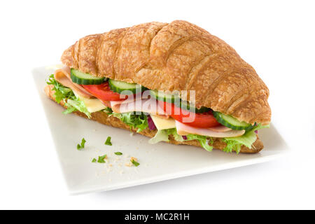 Croissant sandwich avec du fromage, du jambon et légumes frais isolé sur fond blanc Banque D'Images