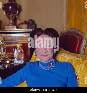 Wallis Simpson, Herzogin von Windsor, in Ihrem Haus de Bois de Boulogne, Paris, France 1974. La Duchesse de Windsor, Wallis Simpson, à son domicile à Bois de Bouologne près de Paris, France 1974. Banque D'Images