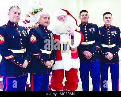 Sur la photo, le Sgt. Sanchez, Sgt. Diaz-Rodriquez, Cpl. Rodriguez et le Sgt. Comité permanent de l'Ouest avec le Père Noël à l'entrepôt régional Toys for Tots situé à Fredericksburg, en Virginie. (Photo par Tammy Smith) Banque D'Images