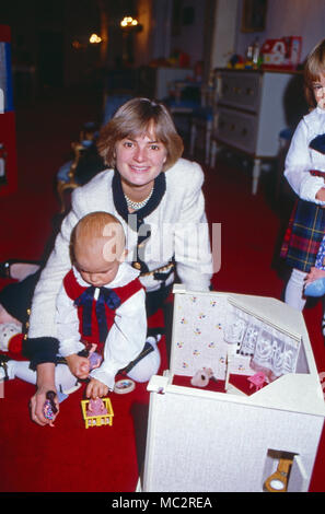 Fürstin Gloria von Thurn und Taxis spielt mit Sohn Albert auf Schloss Emmeram à Regensburg, Allemagne 1985. La Princesse Gloria jouant avec son fils Albert au château Emmeram à Regensburg, Allemagne 1985. Banque D'Images