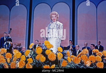 Marlene Dietrich, deutsch amerikanische Sängerin Schauspielerin und bei einem Konzert, 1969. Actrice et chanteuse allemande Marlene Dietrich en concert, 1969 Banque D'Images