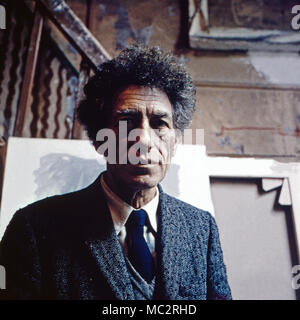 Alberto Giacometti, Schweizer Bildhauer, Maler und seinem Grafiker, dans l'atelier à Paris, Frankreich 1962. Sculpteur suisse, peintre et artiste graphique Alberto Giacometti dans son atelier, à Paris, France 1962. Banque D'Images