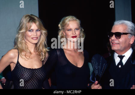 Claudia Schiffer Eva Herzigova und mit Karl Lagerfeld, Deutschland 1992. Claudia Schiffer et modèles Eva Herzigova avec couturier Karl Lagerfeld, Allemagne 1992. Banque D'Images