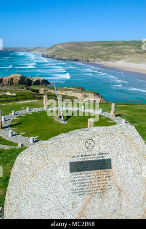 Les objectifs du Millénaire pour Droskyn cadran solaire au-dessus de la baie de Perran, Broad Oak, Cornwall, UK. Monument du millénaire sur Droskyn site de mine. St Piran a atterri ici. Stone Banque D'Images