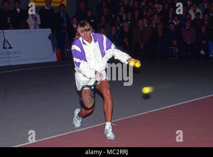 Un Benefiztennisspiel Steffi Graf à Bonn, Allemagne 1992. Joueuse de tennis Allemande Steffi Graf au match de tennis à Bonn, Allemagne 1992. Banque D'Images