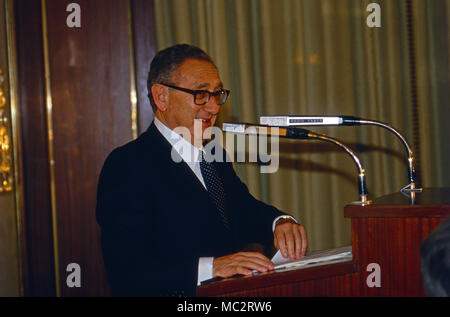 Henry Kissinger, amerikanischer und Politikwissenschaftler Nachkriegskommandeur- nous à Krefeld, den Preis bekommt Concord à Krefeld, verliehen Deutschland 1986. Le politologue américain et diplomate est récompensé par le prix à Concord Krefeld, Allemagne 1986. Banque D'Images