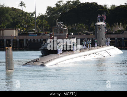 180126-E356-0035 PEARL HARBOR (janv. 26, 2018) - Les marins de la classe Virginia sous-marin d'attaque rapide USS Missouri (SSN 780) se préparer à tirer de leur nouvelle maison à Pearl Harbour. USS Missouri (SSN 780) est arrivé à Pearl Harbor pour un port d'accueil changer de Groton, Connecticut. (U.S. Photo par marine Spécialiste de la communication de masse de la classe 3ème Jessica O. Blackwell/libérés) Banque D'Images