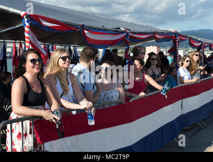 180126-E356-0081 PEARL HARBOR (janv. 26, 2018) - La famille et les amis des marins de la classe Virginia sous-marin d'attaque rapide USS Missouri (SSN 780) attendent leur arrivée pour leur nouveau port d'attache à Pearl Harbour. USS Missouri (SSN 780) est arrivé à Pearl Harbor pour un port d'accueil changer de Groton, Connecticut. (U.S. Photo par marine Spécialiste de la communication de masse de la classe 3ème Jessica O. Blackwell/libérés) Banque D'Images