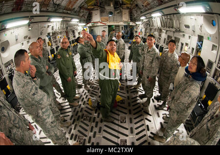 Tech. Le Sgt. Andrew Vierra Villanueva, centre, un maître de la charge avec le 204e Escadron de transport aérien effectue un exposé de sécurité avant le vol à bord d'un C-17 Globemaster aux aviateurs du 154e Groupe médical, le détachement 1, New York Air National Guard, at Joint Base Harbor-Hickam Pearl, le 26 janvier 2018. Les aviateurs ont été médicale dirigée au Nevada pour faciliter une région de la FEMA 9 exercice de formation sur le terrain avec des partenaires de la Californie et Nevada Air National Guard. (U.S. Photo de la Garde nationale aérienne Aviateur Senior Corpuz Orlando) Banque D'Images