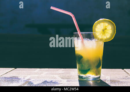 Verre isolé de Caipirinha à la piscine Banque D'Images