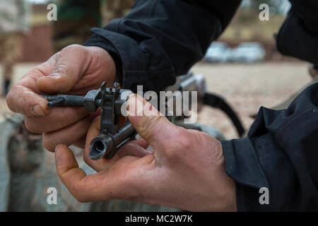L'Armée royale néerlandaise est la branche de guerre terrestre des Forces armées néerlandaises participant à l'opération Inherent Resolve. L'image d'archive montre un soldat déployé ajustant la vue de fer d'un fusil AK-47 pour un membre des forces de sécurité partenaire de la coalition lors d'un entraînement à Erbil, en Irak, le 24 janvier 2018. Banque D'Images
