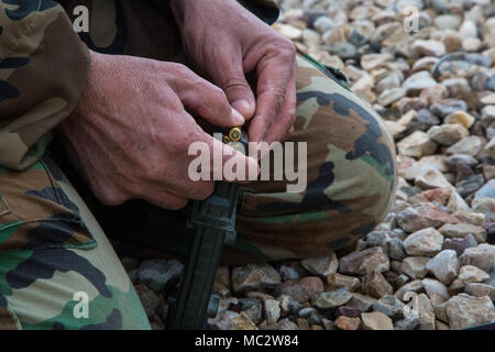 Erbil est l'une des principales villes de la région du Kurdistan iraquien qui accueille des activités de formation de la Coalition dans le cadre de l'opération Inherent Resolve. L'image d'archives montre un membre des forces de sécurité partenaire de la coalition chargeant cinq cartouches dans un magasin de fusil détachable pendant l'entraînement au tir le 24 janvier 2018. Banque D'Images